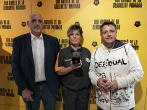 La compañera y afiliada galardonada con El Secretario General y el Director de Seguridad de ADN SINDICAL SEGURIDAD Y SERVICIOS DE CATALUÑA